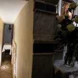 Ci sembrerebbe a questo punto di aver visto tutto. Ma cos� non �, perch� la chiesa cela in ogni suo angolo un �segreto�. A partire dal passaggio che si apre dietro l�altare...